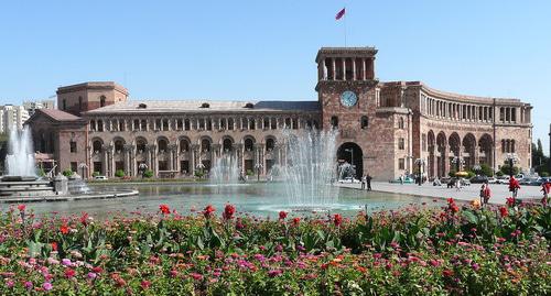 Здание правительства Армении. Фото Rita Willaert - http://www.flickr.com/photos/rietje/2906603943/in/set-72157607531265304/