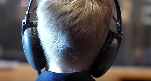 Ребенок в студии звукозаписи. Фото скриншот видео https://www.youtube.com/watch?v=hQcYPYj6PRU