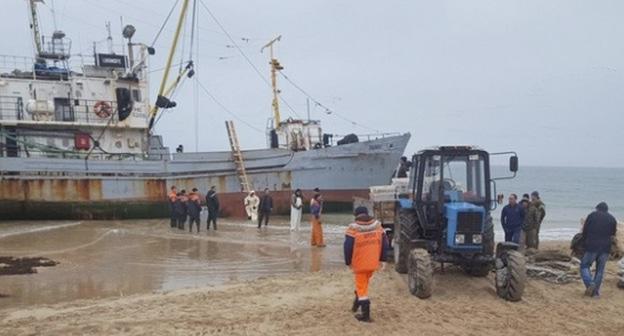 Спасательные работы по снятию с мели рыболовного судна "Лукоморье" в Черном море. Фото http://kuban24.tv