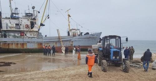 Спасательные работы по снятию с мели рыболовного судна "Лукоморье" в Черном море. Фото http://kuban24.tv