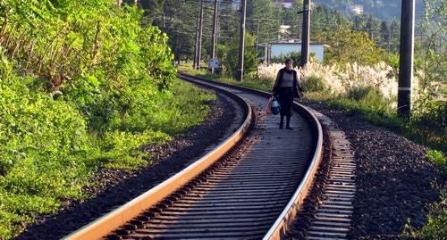 Железнодорожные пути вблизи Махинджаури - пригорода, где расположена ближайшая к Батуми станция на ж/д ветке Батуми-Тбилиси. Фото Юлии Кашеты для "Кавказского узла".