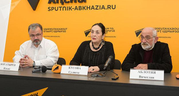 Пресс-конференция, посвященная XI Северокавказскому открытому фестивалю кино и телевидения "Кунаки".  Фото © Sputnik / Томас Тхайцук  http://sputnik-abkhazia.ru/Abkhazia/20171114/1022401292/amerikanskie-gorki-kunakov-suxum-primet-kinofestival.html