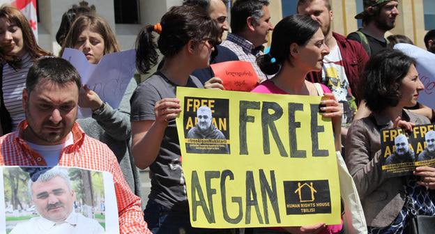 Акция протеста против похищения азербайджанского журналиста Афгана Мухтарлы. Надпись на плакате: "Свободу Афгану"Тбилиси, 31 мая 2017 г. Фото Инны Кукуджановой для "Кавказского узла"