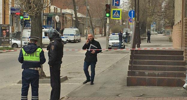 Возле школы, где произошел взрыв. Ростов-на-Дону, 6 апреля 2017 г. Фото https://nz1.ru/interesting/27190-vzryv-u-zdaniya-shkoly-v-centre-rostova-na-donu.html