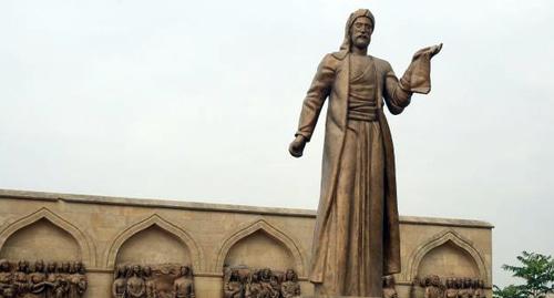 Памятник поэту Низами Гянджеви в Дербенте. Фото http://president.e-dag.ru/