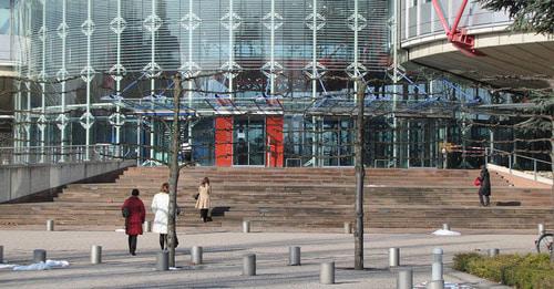 Центральный вход в здание Европейского суда по правам человека. Фото © Ralph Hammann - Wikimedia Commons https://ru.wikipedia.org/