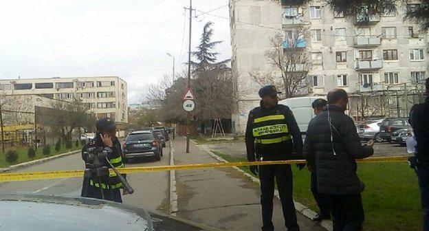 Полиция на месте спецоперации в Тбилиси. Фото © Sputnik/ STRINGER,  https://sputnik-georgia.ru/incidents/20171122/238258511/Bronetehnika-pojavilas-na-meste-specoperacii-v-Tbilisi.html