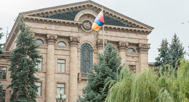 Здание парламента Армении. Фото Sputnik/ Asatur Yesayants
https://ru.armeniasputnik.am/politics/20171115/9452075/otsrochka-ot-armii-dlya-studentov-po-goszakazu-parlament-armenii-prinyal-reshenie.html