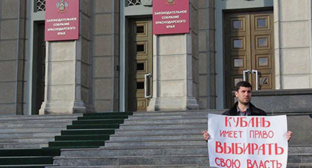 Координатор краснодарского "Голоса" Давид Канкия у здания Законодательного собрания Кубани. Фото Анны Грицевич для "Кавказского узла"