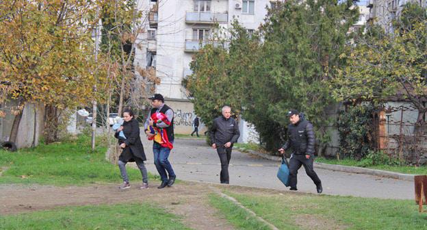 Эвакуация семьи с маленькими детьми из дома близ места проведения спецоперации. Тбилиси, 22 ноября 2017 г. Фото Инны Кукуджановой для "Кавказского узла"
