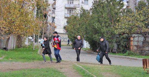 Эвакуация семьи с маленькими детьми из дома близ места проведения спецоперации. Тбилиси, 22 ноября 2017 г. Фото Инны Кукуджановой для "Кавказского узла"