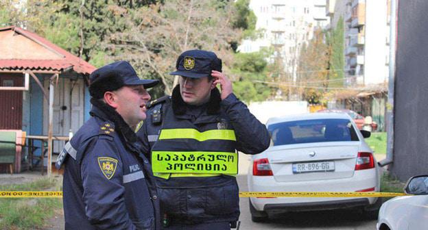 Сотрудники полиции наблюдают за периметром оцепленной территории спецоперации. Тбилиси, 22 ноября 2017 г. Фото Инны Кукуджановой для "Кавказского узла"