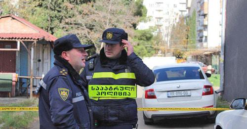 Сотрудники полиции наблюдают за периметром оцепленной территории спецоперации. Тбилиси, 22 ноября 2017 г. Фото Инны Кукуджановой для "Кавказского узла"