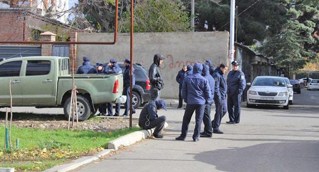 Сотрудники правоохранительных органов никого не пропускают на территорию, прилегающую к месту проведения спецоперации. Тбилиси, 22 ноября 2017 г. Фото Инны Кукуджановой для "Кавказского узла"