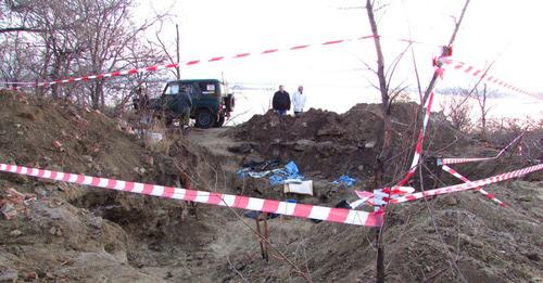  Братская могила находилась в глубокой воронке от взрыва авиабомбы. Фото Вячеслава Ященко для "Кавказского узла"