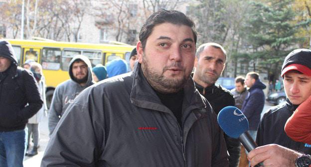 Житель одного из корпусов дома, где заблокированы подозреваемые. Тбилиси, 22 ноября 2017 г. Фото Инны Кукуджановой для "Кавказского узла"