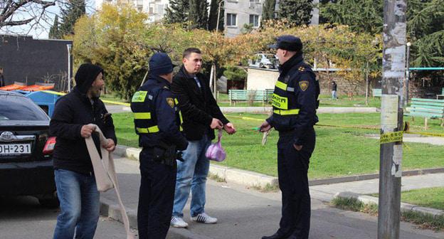 На территорию, прилегающую к месту проведения спецоперации не пропускают местного жителя. Тбилиси, 22 ноября 2017 г. Фото Инны Кукуджановой для "Кавказского узла"