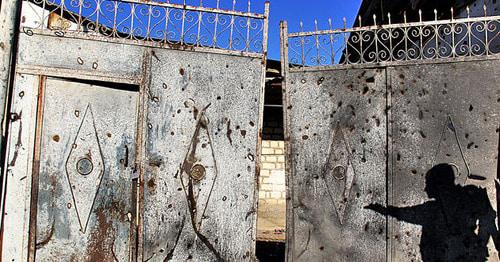 Ворота одного из домов, который пострадал от обстрелов. Фото Фамиля Махмудбейли для "Кавказского узла"