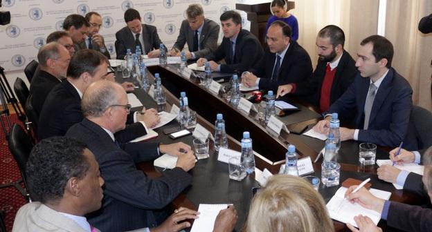 Участники встречи руководства МИД Абхазии с сопредседателями Женевских дискуссий. Сухум, 23 ноября 2017 года. Фото: пресс-служба МИД Абхазии.