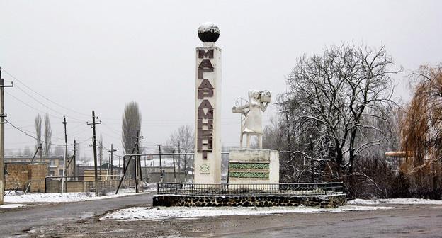 Стела при въезде в Магарамкент. Дагестан. Фото: Ахцагьжуь Ильяс http://www.odnoselchane.ru