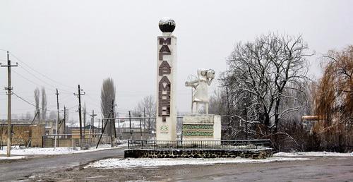 Стела при въезде в Магарамкент. Дагестан. Фото: Ахцагьжуь Ильяс http://www.odnoselchane.ru