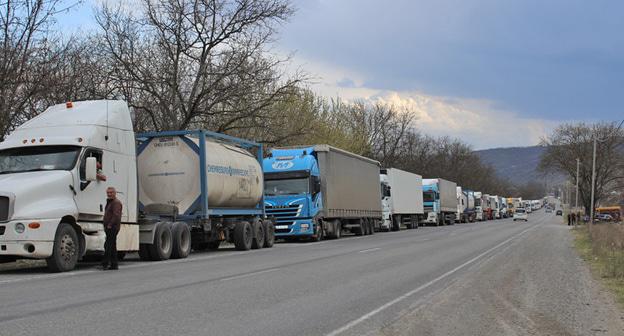 Очередь из грузовиков на Военно-Грузинской дороге. Фото Инны Кукуджановой для "Кавказского узла"