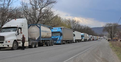 Очередь из грузовиков на Военно-Грузинской дороге. Фото Инны Кукуджановой для "Кавказского узла"