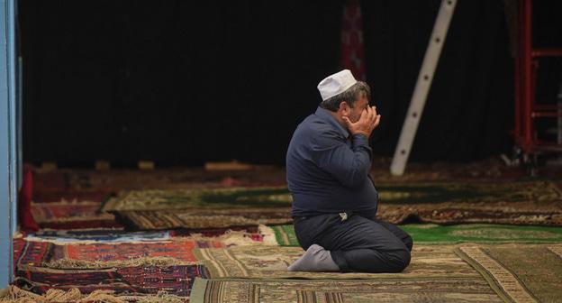 Верующий во время молитвы. Фото © Елена Синеок, ЮГА.ру