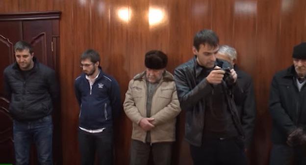 Сюжет с участием задержанного Хусейна Хадизова, его отца, младшего брата и дяди. Грозный, 23 ноября 2017 г. Кадр из видео телеканала "Грозный" https://www.youtube.com/watch?v=mcyXO5l216o