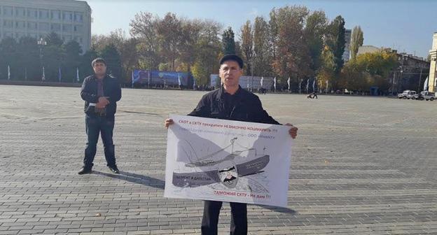 Капитан грузового судна компании «Инвест» Магомед Омаров в одиночном пикете. Махачкала, 13 ноября 2017 г. Фото: Фаина Качабекова/ КАВПОЛИТ