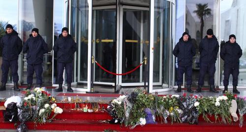Место трагедии посетили жители Тбилиси. Фото Леван Дзнеладзе https://1tv.ge/ru/news/cvety-svechi-u-gostinicy-leogrand-foto-video/