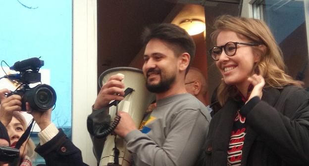 Ксения Собчак на пороге штаба в Ростове-на-Дону. Фото Константина Волгина для "Кавказского узла"