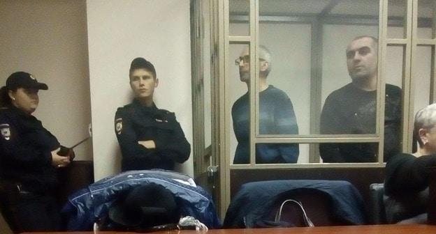 Рамзан Белялов (слева) и Магомед Маздаев готовятся произнести последнее слово. Ростов-на-Дону, 28 ноября 2017 г.  Фото Валерия Люгаева для "Кавказского узла"