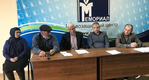 Пресс-конференции по делу об убийстве Гасангусейновых.  Фото Патимат Махмудовой для "Кавказского узла"