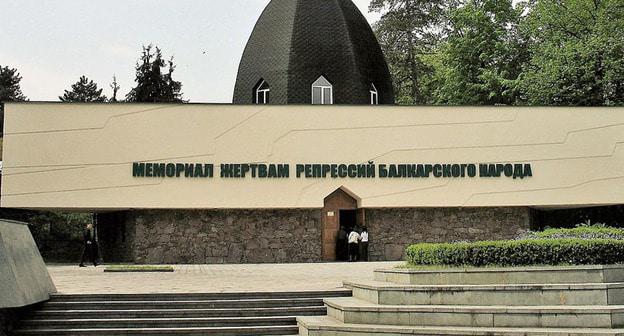 Мемориал жертвам репрессий в Нальчике. Фото: Marie Čcheidzeová https://ru.wikipedia.org/