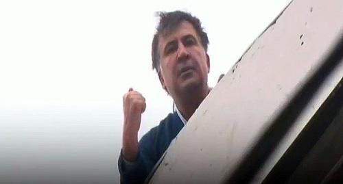 Михаил Саакашвили на крыше своего дома во время обыска СБУ. Фото Стоп-кадр видео телеканала NEWSONE https://www.youtube.com/results?search_query=newsone