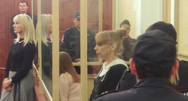 Инесса Тарвердиева (на переднем плане) и Виктория Тарвердиева во время оглашения приговора. Ростов-на- Дону, 5 декабря 2017 г. Фото Константина Волгина для "Кавказского узла" 