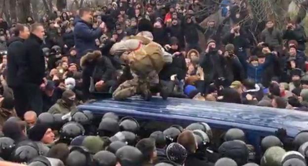 Кадр из видеозаписи освобождения Михаила Саакашвили. Кадр из видео пользователя 
Новостник Channel
https://www.youtube.com/watch?v=EZ_dohQpfz8