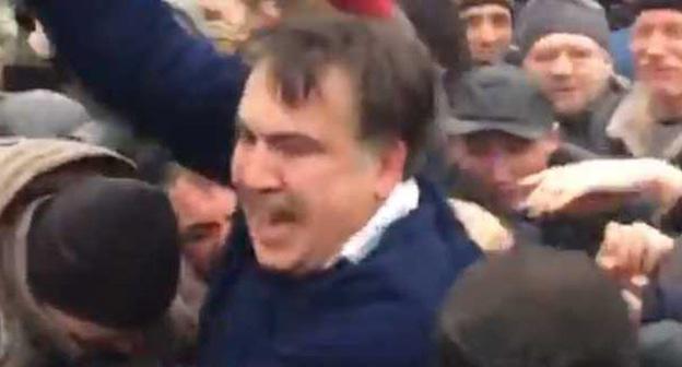 Кадр из видеозаписи освобождения Михаила Саакашвили. Кадр из видео пользователя Новостник Channel https://www.youtube.com/watch?v=EZ_dohQpfz8

