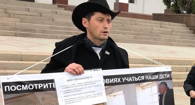 Сельчанин Рамазан Абдулкаримов на пикете. Махачкала, 5 декабря 2017 года. Фото Патимат Махмудовой для "Кавказского узла"