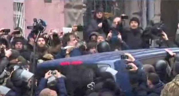 Кадр из видеозаписи освобождения Михаила Саакашвили. Кадр из видео пользователя Новостник Channel https://www.youtube.com/watch?v=EZ_dohQpfz8