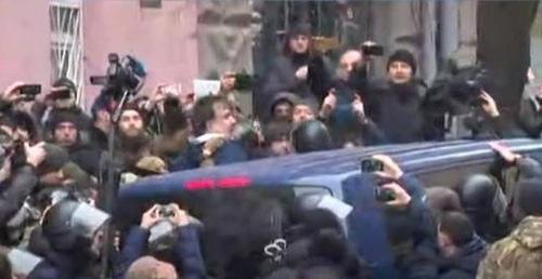 Кадр из видеозаписи освобождения Михаила Саакашвили. Кадр из видео пользователя Новостник Channel https://www.youtube.com/watch?v=EZ_dohQpfz8