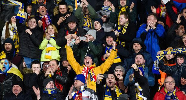 Фанаты футбольного клуба «Ростов». © Фото Елены Синеок, Юга.ру https://www.yuga.ru/news/412342/