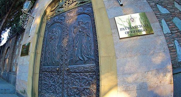 Вход в здание Патриархии Грузии. Фото © Sputnik / Alexander Imedashvili https://sputnik-georgia.ru/society/20170629/236467865/Patriarhija-v-Gruzii-spekulirujut-cerkovnymi-temami.html
