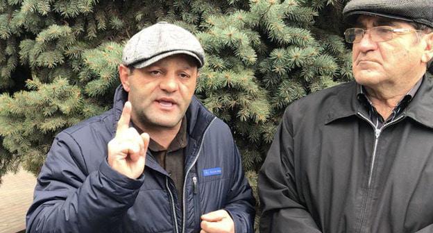 Ибрагим Магомедов (слева), брат Руслана Магомедова во время акции. Махачкала, 6 декабря 2017 г. Фото Патимат Махмудовой для "Кавказского узла"