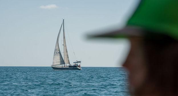 Яхта в Черном море. Фото Нина Зотина, ЮГА.ру