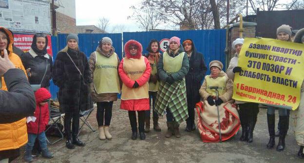 Обманутые дольщики ЖК "1-я Баррикадная, 24.  7 декабря 2017 года. Фото Константина Волгина для "Кавказского узла"
