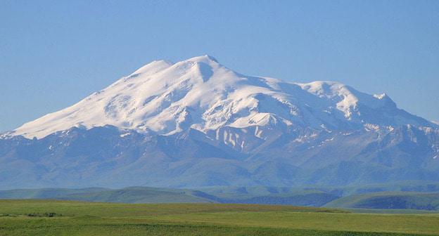 Вид на Эльбрус. Карачаево-Черкесия. Фото: LxAndrew https://ru.wikipedia.org/