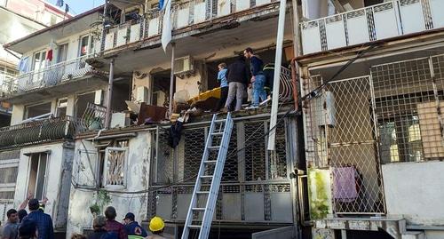 Спасатели прибыли на место взрыва в жилом доме. Батуми, 10 декабря 2017 года. Фото Михаила Голда, опубликованные на его странице в Facebook.