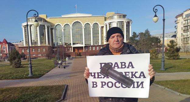 Игорь Стенин в одиночном пикете. Астрахань, 10 декабря 2017 г. Фото Елены Гребенюк для "Кавказского узла"